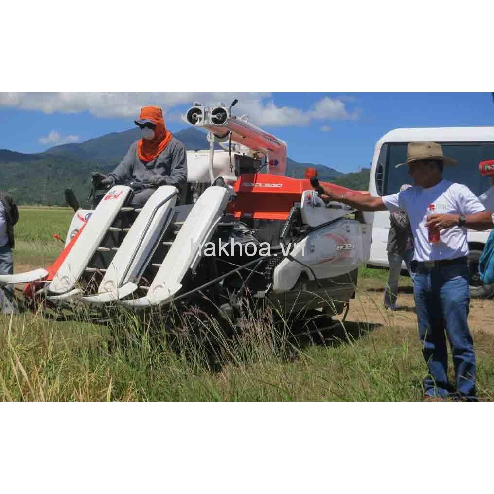 Máy gặt lúa mini lấy rơm Kubota ER323 đời mới của Nhật Bản